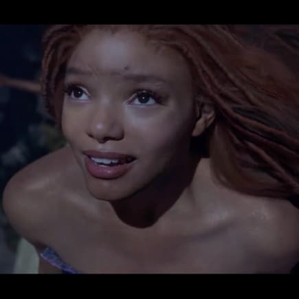Die US-amerikanische Sängerin und Schauspielerin Halle Bailey spielt in der Neuverfilmung "Arielle, die Meerjungfrau" die Hauptrolle.