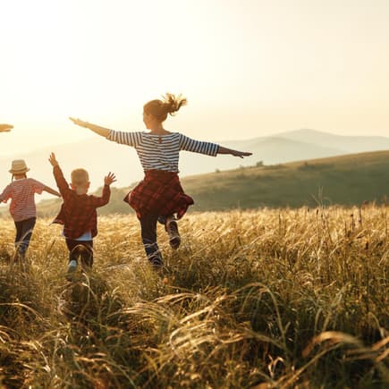 Den Kindern die Jahreszeiten erklären und sie gemeinsam genießen, macht der ganzen Familie Spaß.