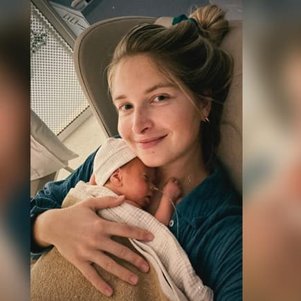 Känguru-Kuscheln: Charlotte Weise genießt jede Sekunde mit ihrem Frühchenbaby Mads.