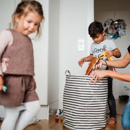 Vormittags arbeiten, nachmittags Kinder bespaßen und aufräumen: Für viele Mütter Alltag! 