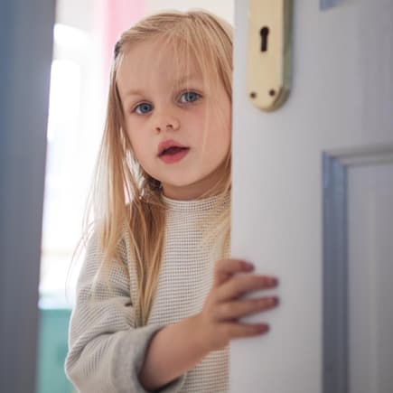 Und plötzlich geht die Tür auf ... Nun ist die richtige Reaktion von euch Eltern gefragt! Kleines Kind schaut durch die Tür.