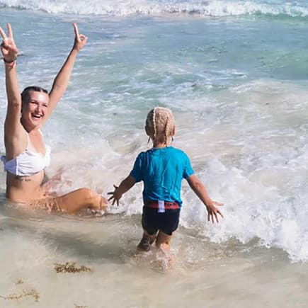 Michelle (29) bereist mit Sohn Marlon (3) die Welt. Hier am mexikanischen Traumstrand.