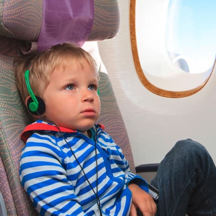 Kind im Flugzeug