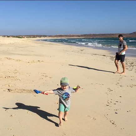 Vater und Kind am Strand auf den Kapverden.