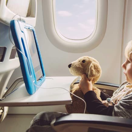 So ein Flug mit Kindern kann seeeehr lang sein. Da dürfen auch mal ein paar mehr Folgen der Lieblingsserie geguckt werden. 