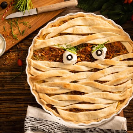 Die Quiche, die aussieht wie eine Mumie, kommt bei euren Kids garantiert gut an! 