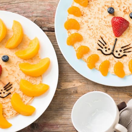 Wenn ihr euren Kindern diese leckeren Löwen-Pfannkuchen auftischt, werden sie garantiert staunen. 