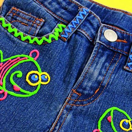 Kinderjeans mit Plusterfarbe aufhübschen - das bringt nicht nur den Kleinen Spaß ...