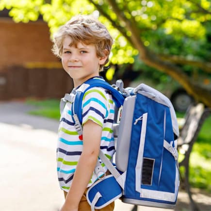 Stolzer Grundschüler mit Ranzen.