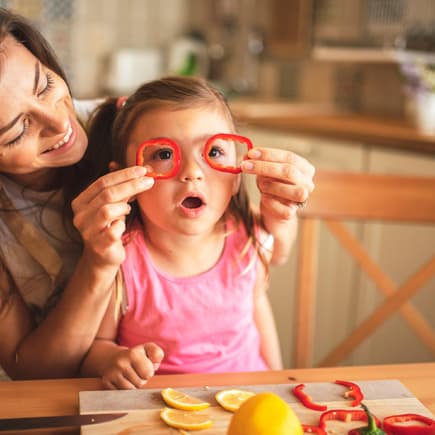 Eltern können mit gutem Beispiel vorangehen – mit Spaß an gesundem Essen sind Kinder mit wichtigen Nährstoffen bestens versorgt. 