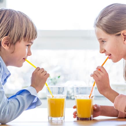 Viele Kinder lieben Orangensaft.
