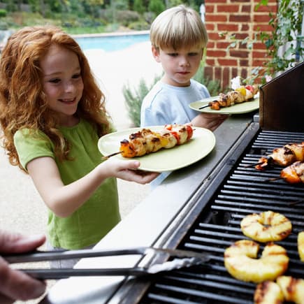 Grillen mit Kids macht Spaß – vor allem mit abwechslungsreichen Rezeptideen.