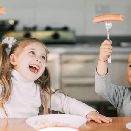 Ob Kinder – im übertragenden Sinn – eine Extrawurst bekommen sollten, wird in Familien unterschiedlich gehandhabt. 