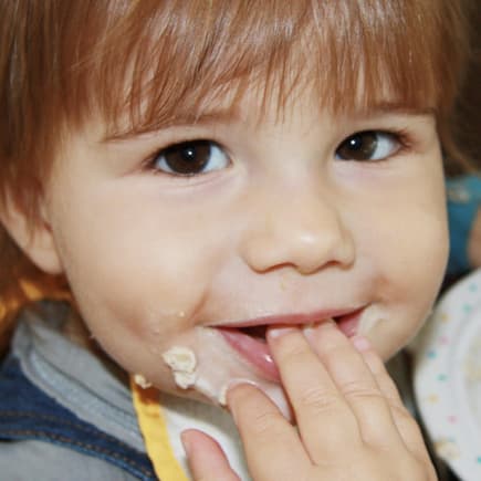 Kleinkind isst Haferbrei.