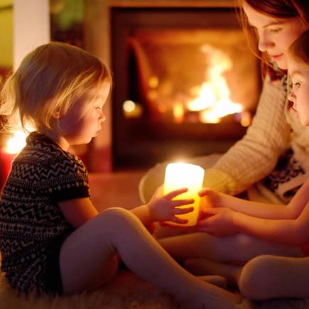 Mit Streichhölzern und Kerze könnt ihr mit euren Kindern den Umgang mit Feuer üben.