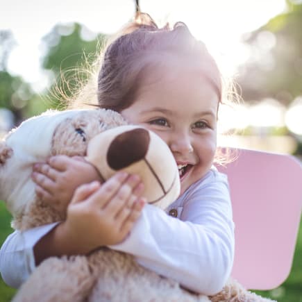Kuscheltiere sind für Kinder treue Wegbegleiter.