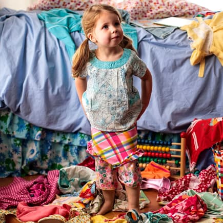 "Das kann ich schon alleine ...": Auch beim Anziehen muss man Kinder einfach mal machen lassen.