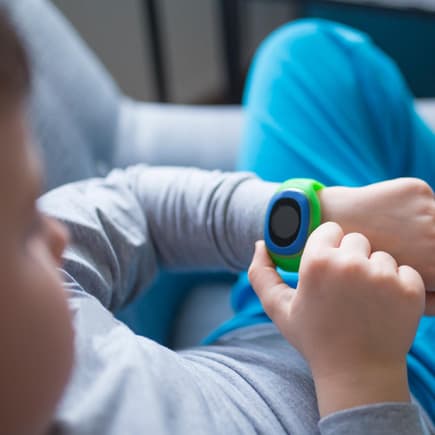 Kind mit Smartwatch