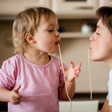 Das Verhalten der Eltern wird von den Kindern nachgeahmt.