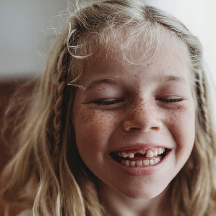 Die erste Zahnlücke ist für Kinder super aufregend ... natürlich auch, weil die Zahnfee dann vorbeischaut.