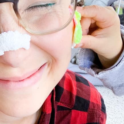 "Eincremen" mit Knete – auch schön! 