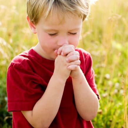 Gemeinsam beten, Geschichten aus der Bibel lesen oder Gottesdienstbesuche – viele Kinder fragen früher oder später "Was ist eigentlich Gott?"