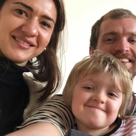 Zwei Sprachen, eine Familie: Aleksandra Martynczuk (35) und Giannis Geiss (32) mit ihren Kindern Kamil (4) und Maja (3)