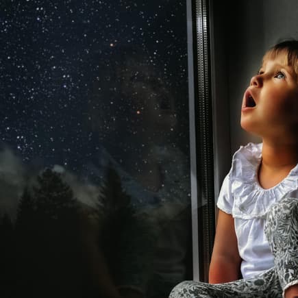 Im Herbst und Winter kann man abends mit Kindern besonders gut Sterne gucken. 