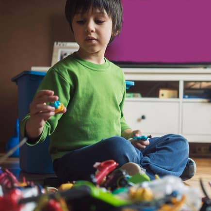 Kind spielt mit Spielzeug.