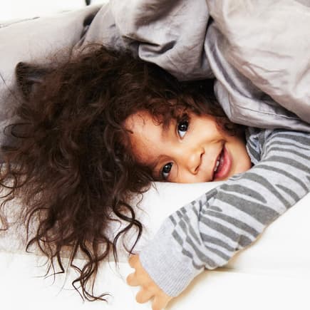 Ab wann dürfen Kinder mit einer Decke statt im Schlafsack schlafen?