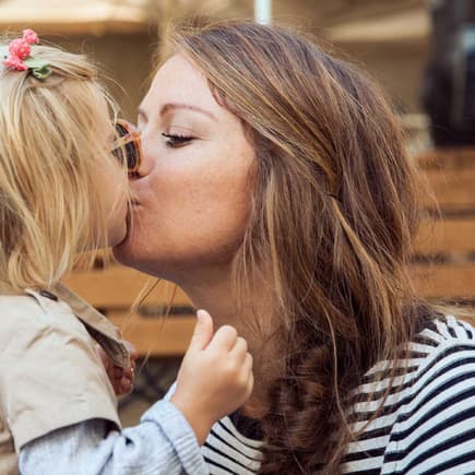 Mwah! Beim ersten Schmatzer schmilzt man als Mama doch dahin ... 