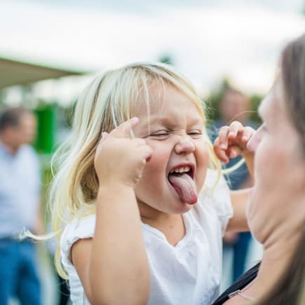 Würdet ihr in einer solchen Situation schimpfen oder Spaß machen? Je nach Erziehungstyp fallen Reaktionen auf das Verhalten von Kids ganz unterschiedlich aus ... 