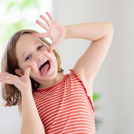 Lachen und Quatsch machen geht immer ... dabei entwickelt sich der Humor von Kindern immer weiter. 