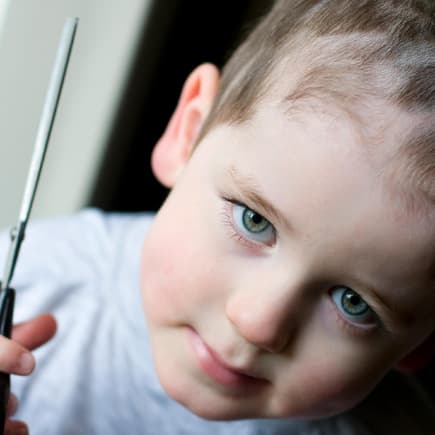 Ein kleiner Junge hat sich mit einer Haare selber die Haare abgeschnitten. 