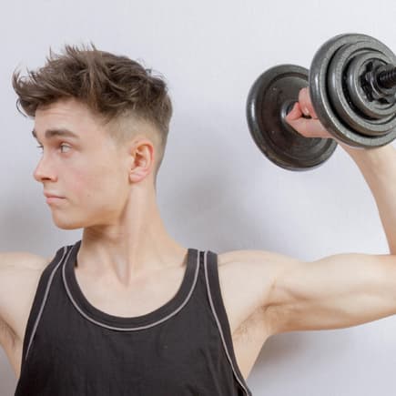 Viel zu stemmen: Mit der Pubertät kommen für viele Jungs auch Selbstzweifel. Im Fitnessstudio versuchen manche, diese Sorgen zu vertreiben.