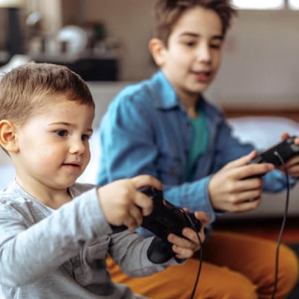 Zwei Jungs an der Spielekonsole.