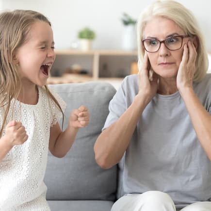 Zärtlichkeiten wie Omas Umarmungen sind lieb gemeint, aber auch Kinder haben ein Recht auf körperliche Selbstbestimmung.