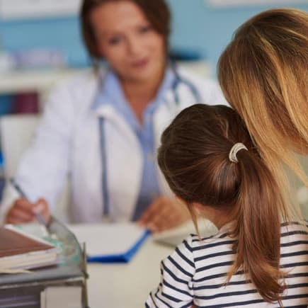Spart Zeit und schont die Nerven: sich auf den Kinderarzt-Besuch vorbereiten.
