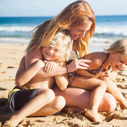 Kinder brauchen vernünftigen Sonnenschutz – und dafür sind die Eltern verantwortlich. 
