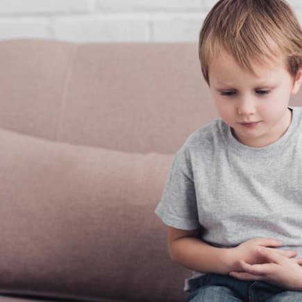 Auch seelischer Stress kann sich bei Kindern als Bauchweh äußern. 