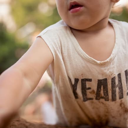 Manchmal bringen die Kinder vom Wühlen im Dreck unliebsame Andenken wie Madenwürmer mit.