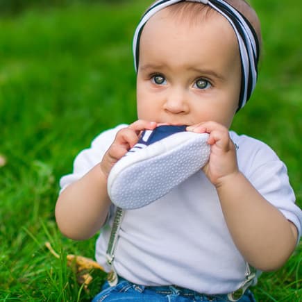 Schuhe, Schlüssel, Kabel – Alltagsgegenstände, die die Aufmerksamkeit von Kindern erwecken und auch gerne mal in den Mund genommen werden.