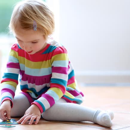 Kinder sitzen gerne im W-Sitz, wenn sie am Boden spielen. 