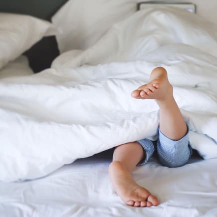 Gewichtsdecken sollen auch Kindern dabei helfen, besser zu schlafen.
