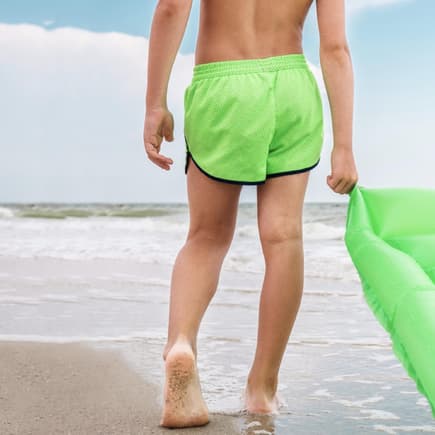 Wenn die Vorhaut im Netz der Badeshorts stecken bleibt, kann das ordentlich schmerzhaft sein.