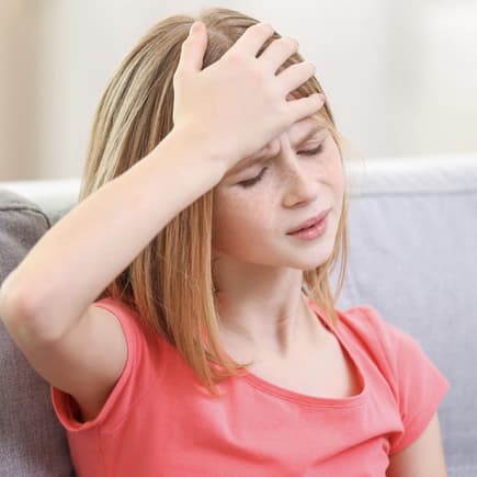 Der Grund für Kopfschmerzen bei Kindern sind oft Überanstrengung und Stress. 