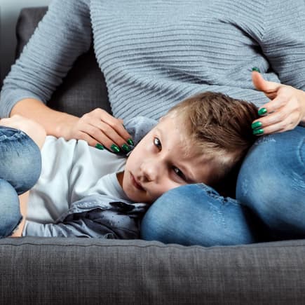 Bei einer Blinddarmentzündung ziehen Kinder im Liegen oft die Beine an.