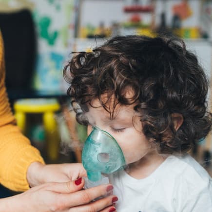 Damit Kleinkinder Aerosole gut einatmen können, sind Inhalierhilfen wie ein Vernebler mit Atemmaske sinnvoll.