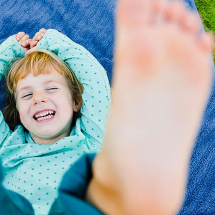 Warzen bei Kindern finden sich häufig an Händen und Füßen.