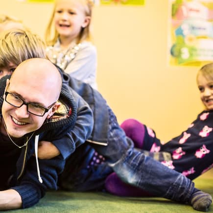 Bei der Spielmethode "Original Play" rangeln Kinder mit fremden Erwachsenen.